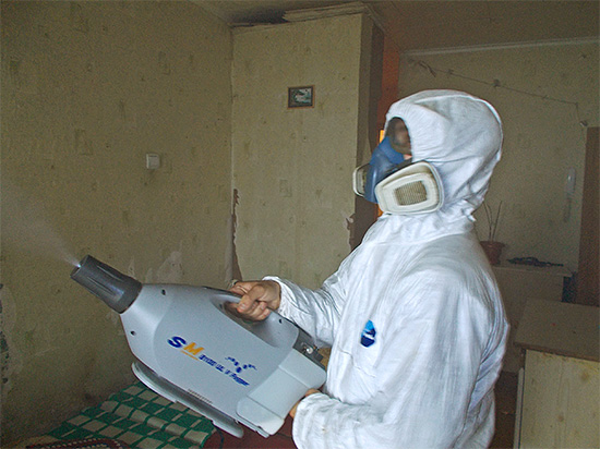 Bilden visar ett exempel på att bearbeta en lägenhet med metoden för kall dimma.