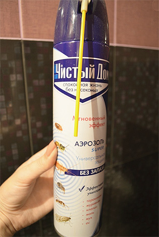 Tiub, yang terdapat pada tin aerosol Chisty Dom, boleh digunakan untuk merawat celah-celah sempit dan tempat lain yang sukar dijangkau.