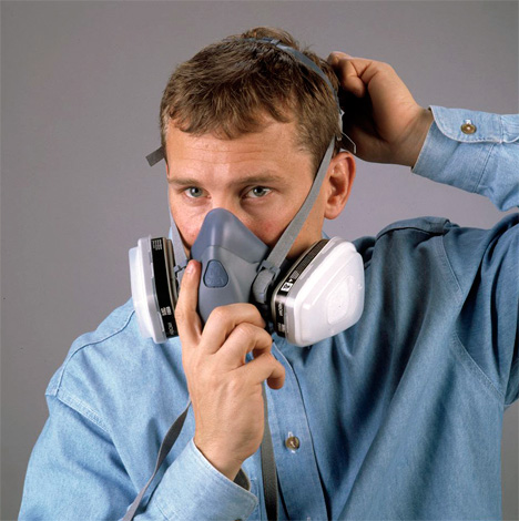 حتى لا تتعرض للتسمم بالمبيد الحشري بنفسك ، من المهم استخدام كمامة تنفس عالية الجودة.