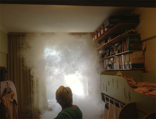 Vid användning av en insekticid rökbomb sprids röken i hela rummet och tränger in i nästan alla sprickor och öppningar.