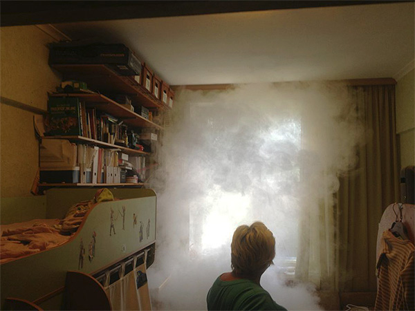 Insektsdödande rök från checker fyller alla rum i lägenheten och förstör insekter även på de mest avskilda platserna.