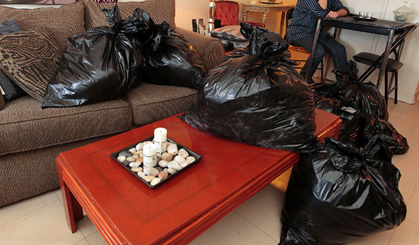 A ruhákat, edényeket és egyéb dolgokat a lakás feldolgozása előtt műanyag zacskókba kell csomagolni.