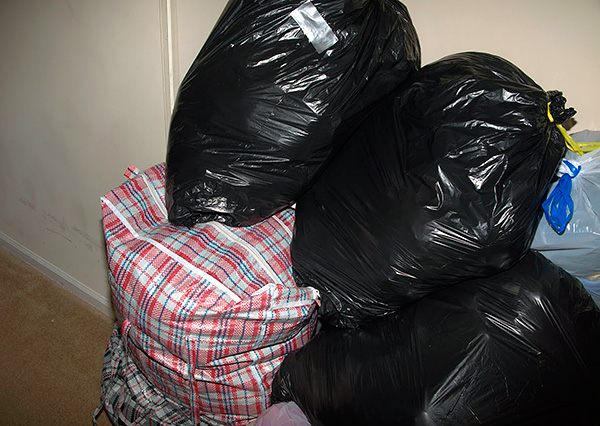 Prije postupka dezinfekcije korisno je spakirati posuđe, odjeću i hranu u plastične vrećice.