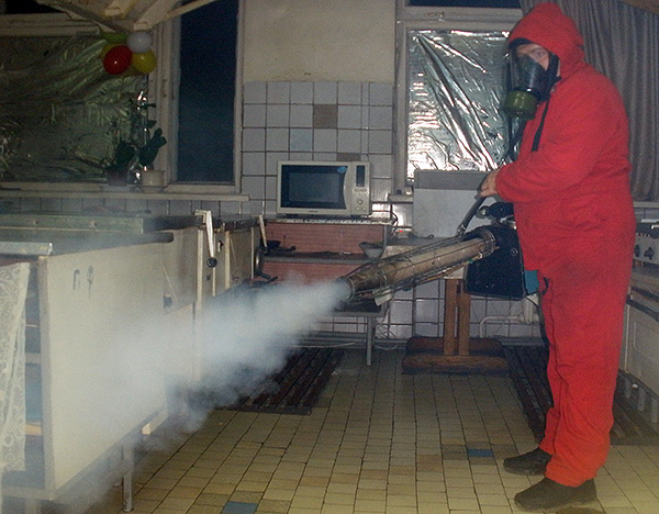La foto mostra un esempio di elaborazione di una stanza dagli scarafaggi utilizzando un generatore di nebbia calda.