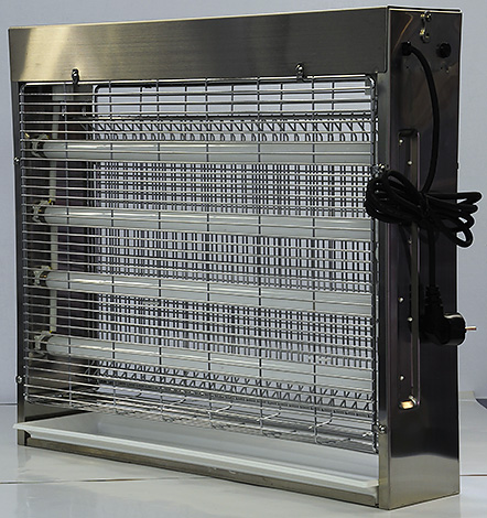 Contoh perangkap serangga elektrik yang berkuasa Telaga dengan empat lampu UV.