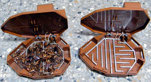 Un esempio di trappola elettrica per insetti striscianti, principalmente scarafaggi e formiche domestiche.