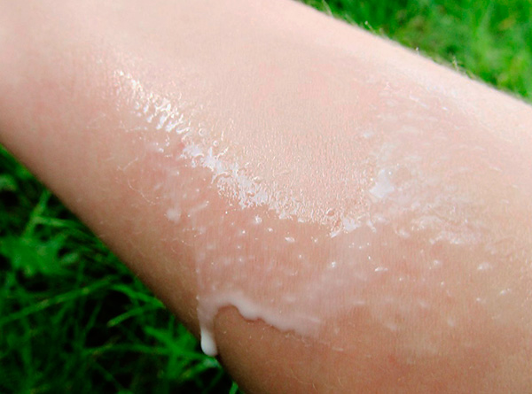 بعد تطبيق الدواء ، تبقى مادة طاردة على الجلد أو الملابس - وهي مادة تصد الحشرات.