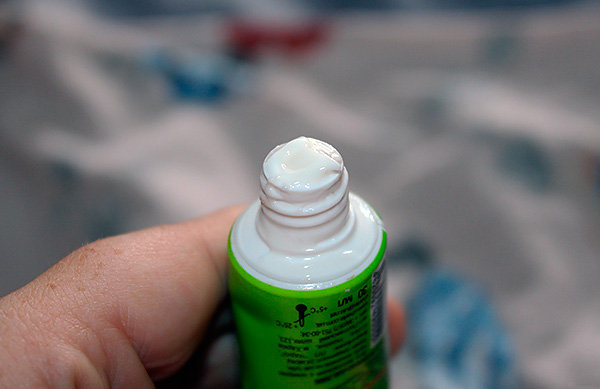În general, aplicarea unei creme (gel) durează mai mult decât utilizarea unui spray sau aerosol, ceea ce nu este întotdeauna convenabil.