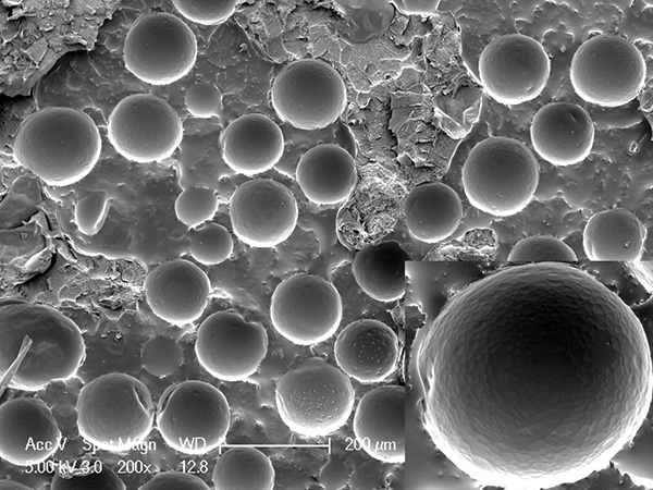Σε μικροενθυλακωμένα παρασκευάσματα, το εντομοκτόνο έχει τη μορφή μικροσκοπικών σωματιδίων (κάψουλες).