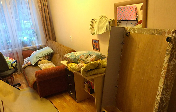 Bij het vernietigen van bedwantsen in een appartement, moet speciale aandacht worden besteed aan het verwerken van de frames van banken, bedden en fauteuils.
