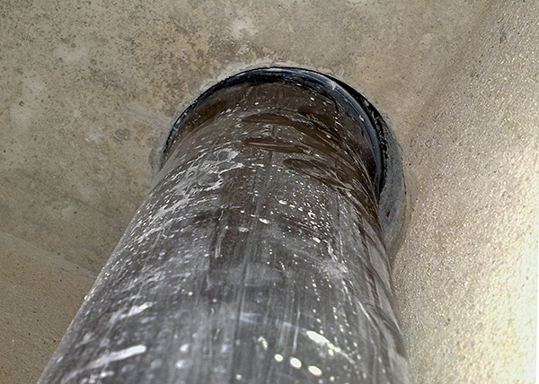 Foto menunjukkan contoh jurang antara paip pembetung dan dinding lubang di siling tandas.