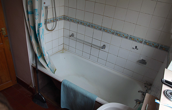 Độ ẩm cao trong căn hộ (ví dụ, trong nhà tắm, nhà vệ sinh) là một yếu tố thuận lợi cho sự tồn tại của rận gỗ tại đây.