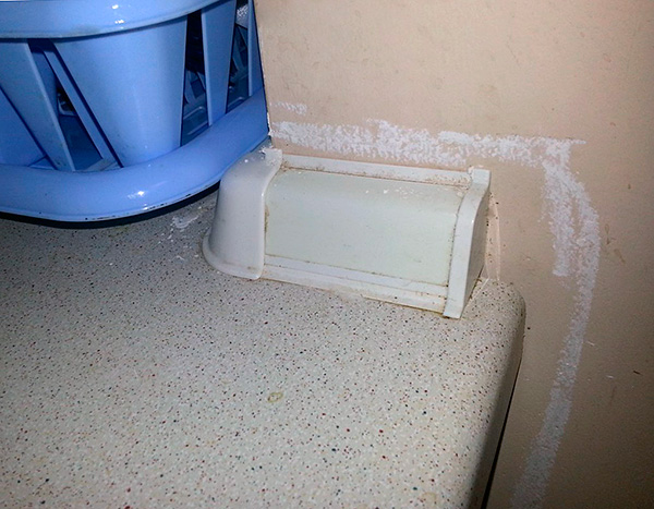 In veel appartementen wordt de remedie gebruikt voor preventieve doeleinden - zodat kakkerlakken niet opnieuw verschijnen.