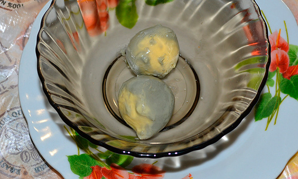 Sebagai peraturan, asid borik dicampur dengan kuning telur rebus.
