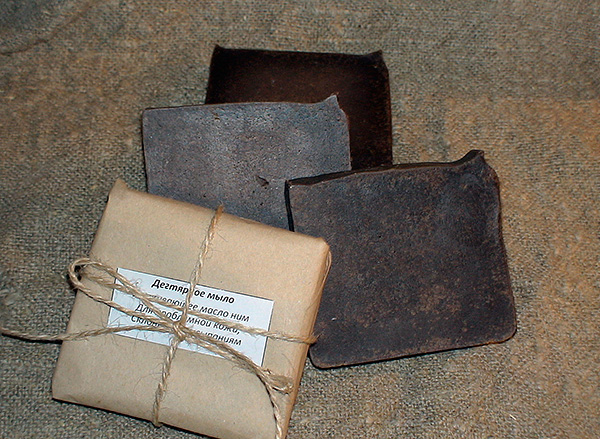 Il sapone di catrame ha un colore marrone a causa dell'alto contenuto di catrame di betulla (fino al 10% in peso).