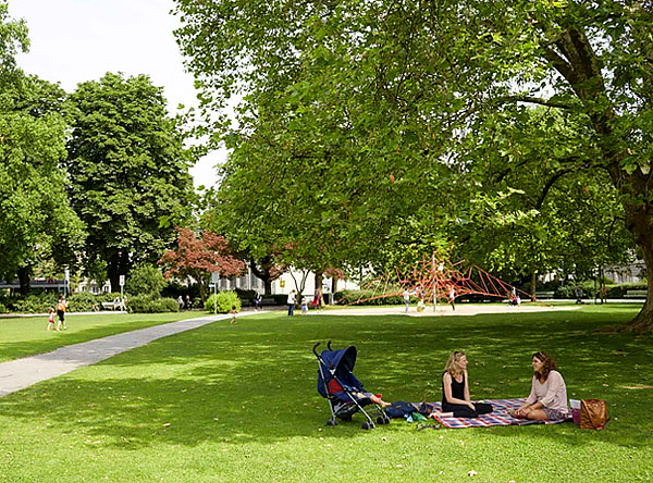 Studie ukazují, že klíšťata se vyskytují i ​​v městských parcích a na náměstích, nemluvě o různých přírodních biotopech.