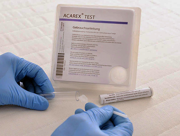 Speciális kémiai tesztek vannak az atka allergének kimutatására a porban.