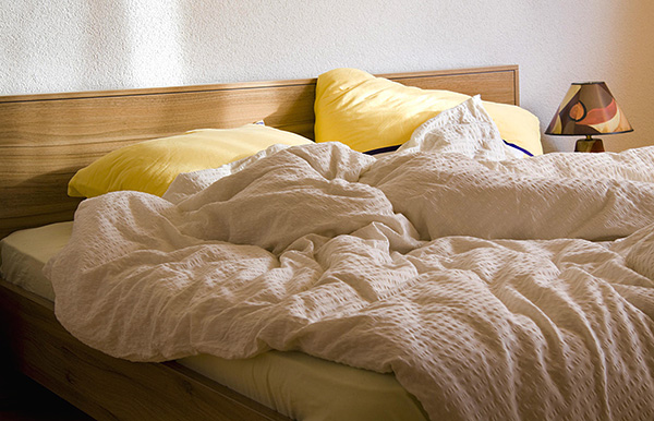 Symptomen van tekenallergieën worden verergerd wanneer een persoon thuis is - bijvoorbeeld wanneer u ontspant op een bed dat besmet is met teken.
