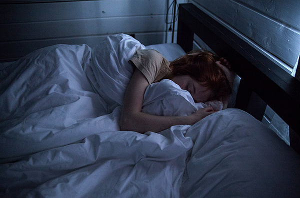 Během spánku člověk dlouhodobě vdechuje alergeny přenášené klíšťaty a kontaktuje je s kůží, což často vede k rozvoji alergie.