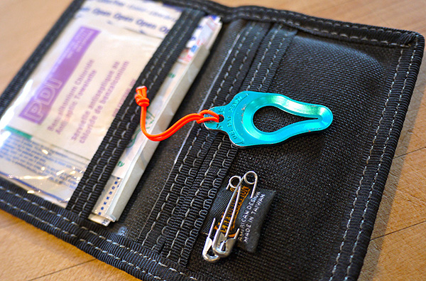 플랫 플라이어는 지갑이나 열쇠 고리로 휴대하기 편리하기 때문에 좋습니다.