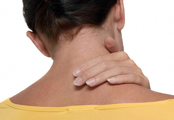 Dengan borreliosis, kekakuan otot leher sering diperhatikan.