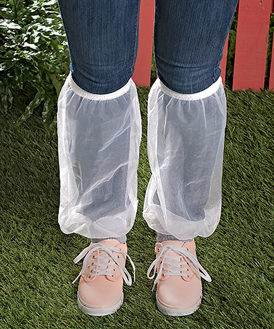 Ghetele anti-căpușe pot fi purtate peste pantaloni.