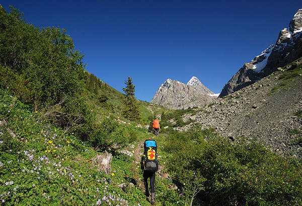 Isang trail na regular na sinasakyan ng mga gamekeeper na nakasakay sa kabayo sa mga bundok ng Central Caucasus